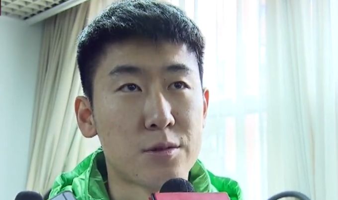 　　　　远走异乡，工作繁忙，成了现代人糊口的一个标记，使得现代人对故里的想象愈来愈少，《年夜蓝湖》则向众人供给了一个关于故里想象的的平台，女主角张丽仪工作停工，年近30岁，一事无成，索性卷缩回故里，繁忙了十年，终究有所疲倦，对良多人来讲，这不掉为一个很好的休整人生的驿站，也发生了强烈的共识，对捞世界的猜疑，对故里的回眸，这些都是现代人糊口的母题。